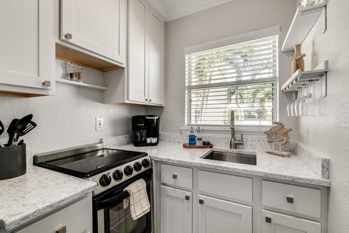 Enjoy The Pool While Being Steps From Beach And Restaurants! - Coconut Villa'S Suite 6 St. Pete Beach Kültér fotó